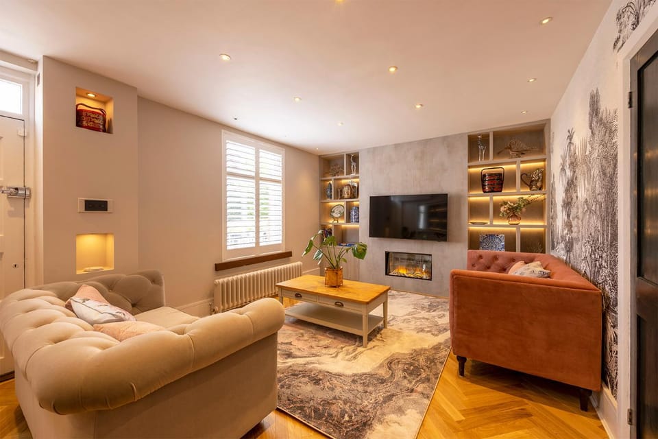 TV and multimedia, Living room, Seating area, Evening entertainment