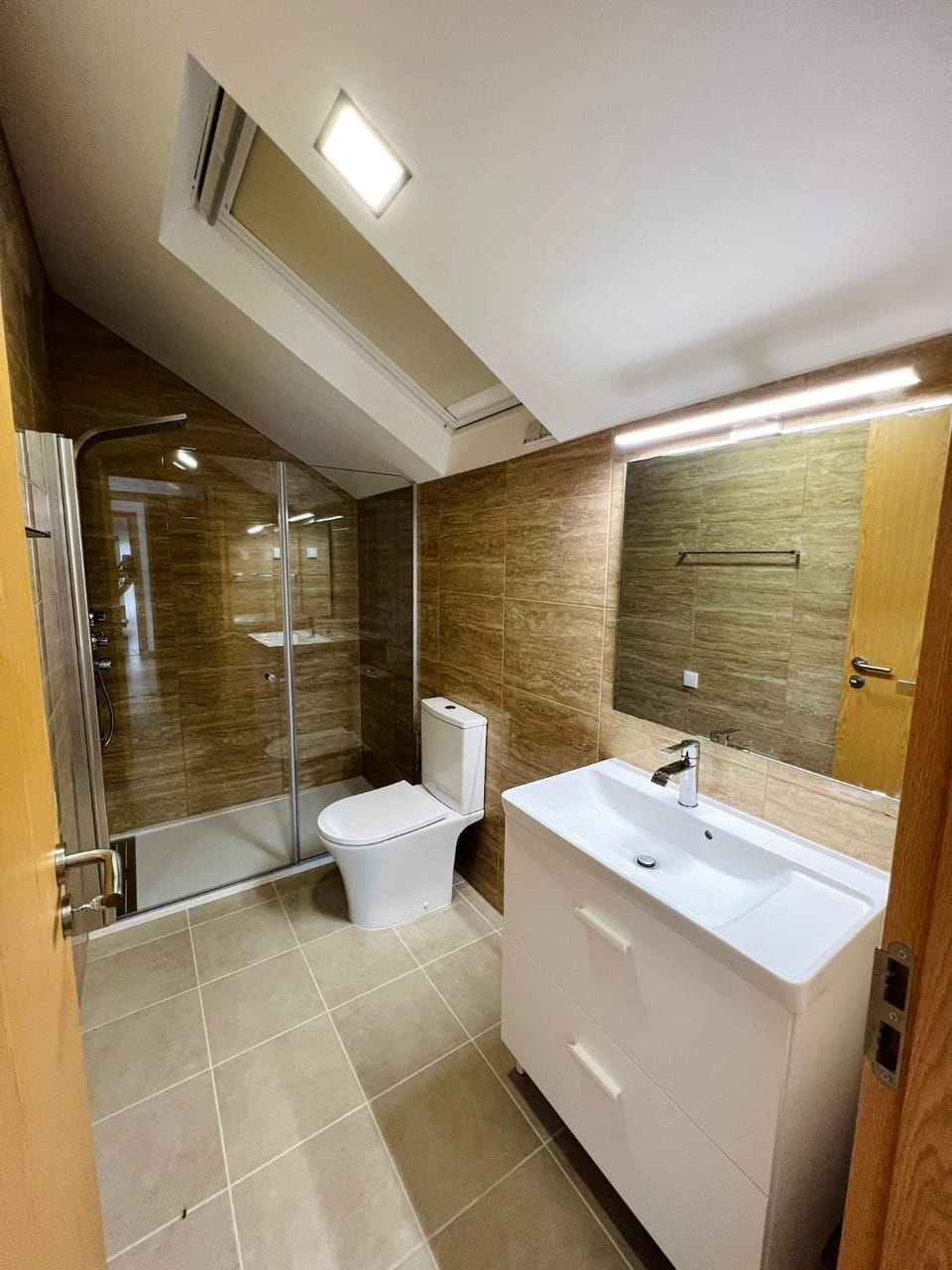 Shower, Toilet, towels