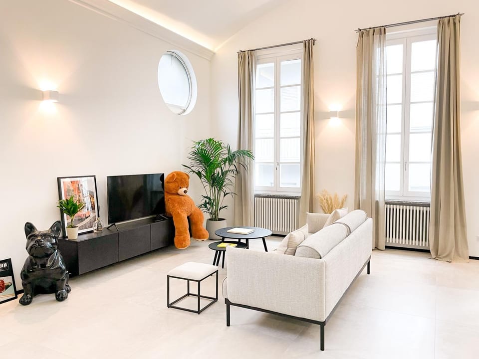 TV and multimedia, Living room, Seating area, Evening entertainment