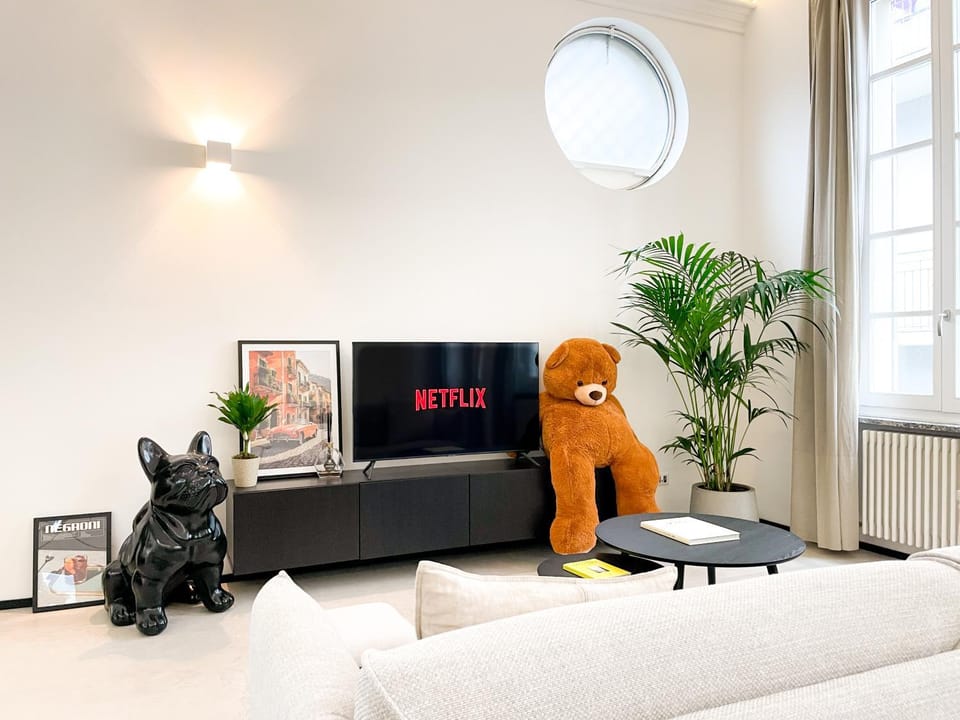 TV and multimedia, Living room, Seating area, Evening entertainment