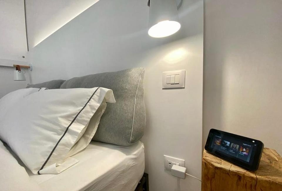 Bed, TV and multimedia, Bedroom