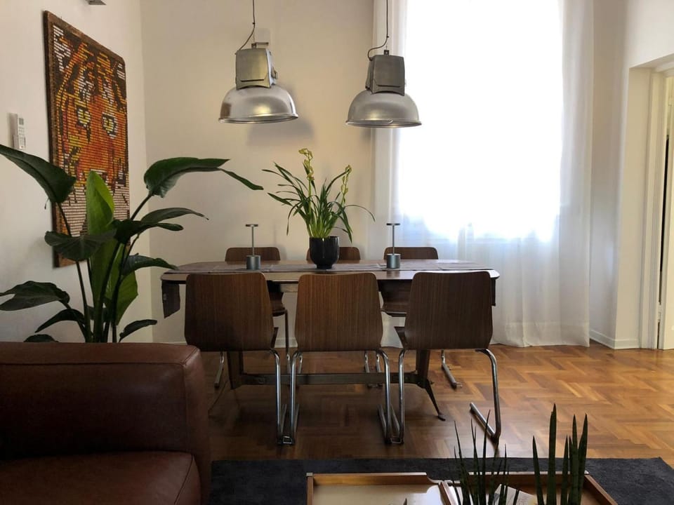 Communal lounge/ TV room, TV and multimedia, Living room, Seating area, Dining area, cot, safe, air conditioner