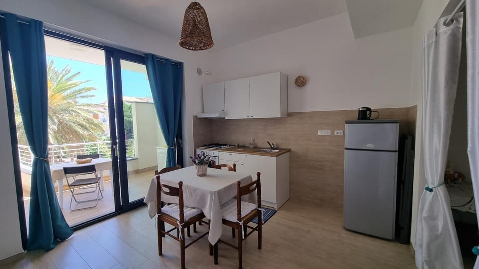 Kitchen or kitchenette, Dining area, pet friendly, stove