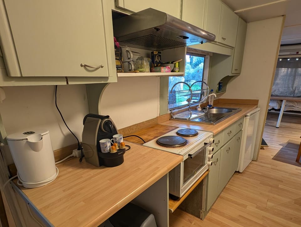 Coffee/tea facilities, Kitchen or kitchenette, stove