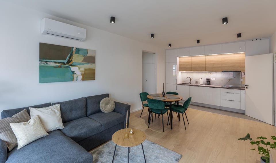 Kitchen or kitchenette, Living room, Seating area, Dining area, minibar, pet friendly, air conditioner