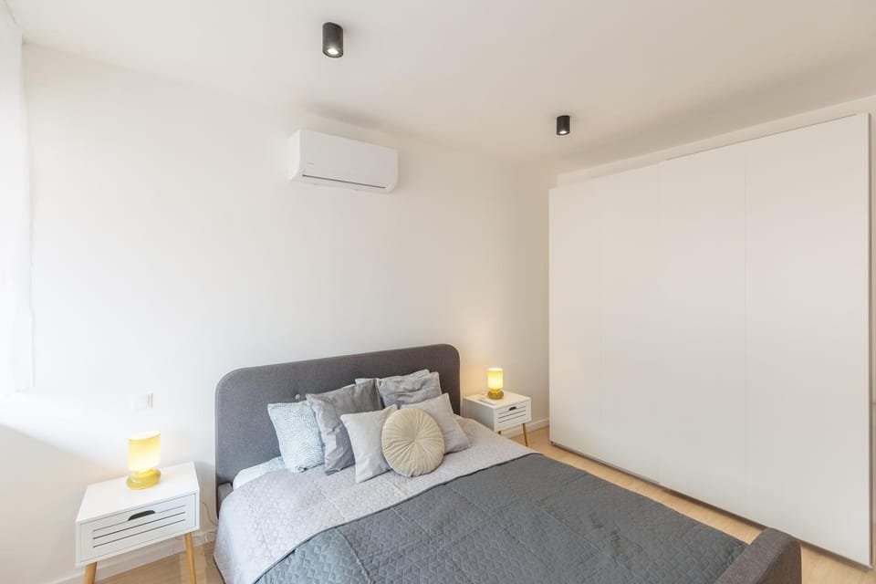Bed, air conditioner