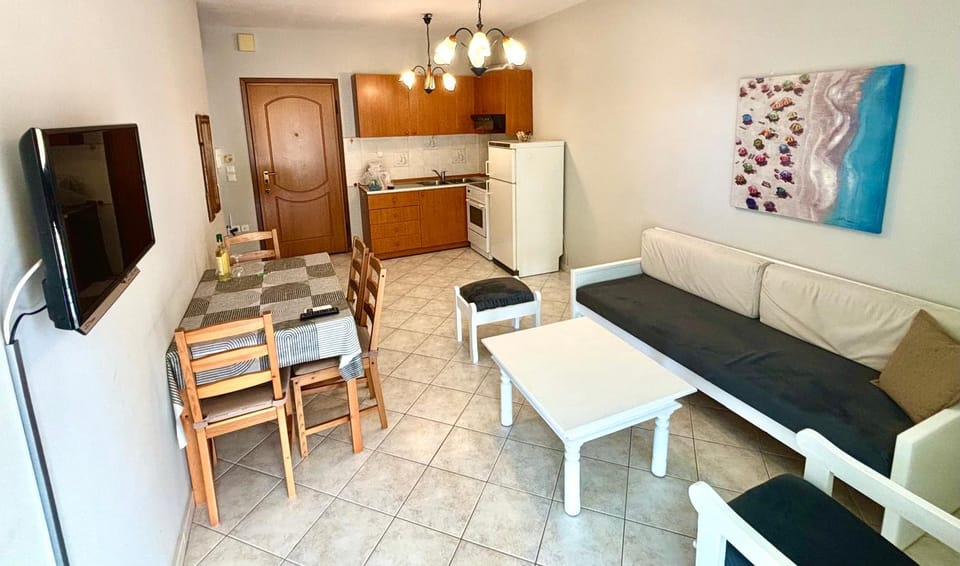 TV and multimedia, Kitchen or kitchenette, Living room, Seating area, Dining area, oven, stove