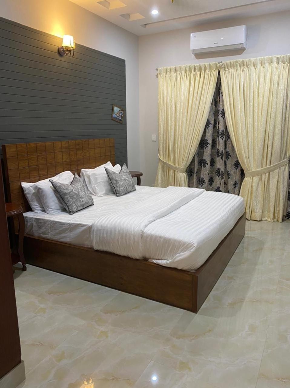 Photo of the whole room, Bedroom