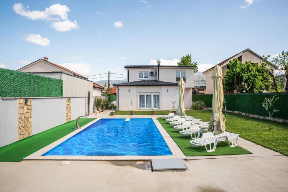 Property building, Patio, Day, Pool view, Swimming pool, sunbed
