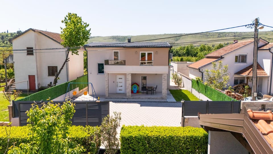 Property building, Patio, Spring, Day, Natural landscape, View (from property/room), Balcony/Terrace, Mountain view