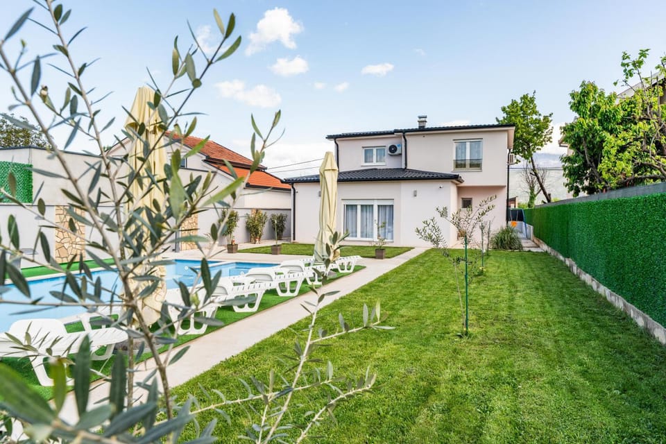 Property building, Spring, Day, Natural landscape, Garden, Garden view, Pool view, Swimming pool, sunbed