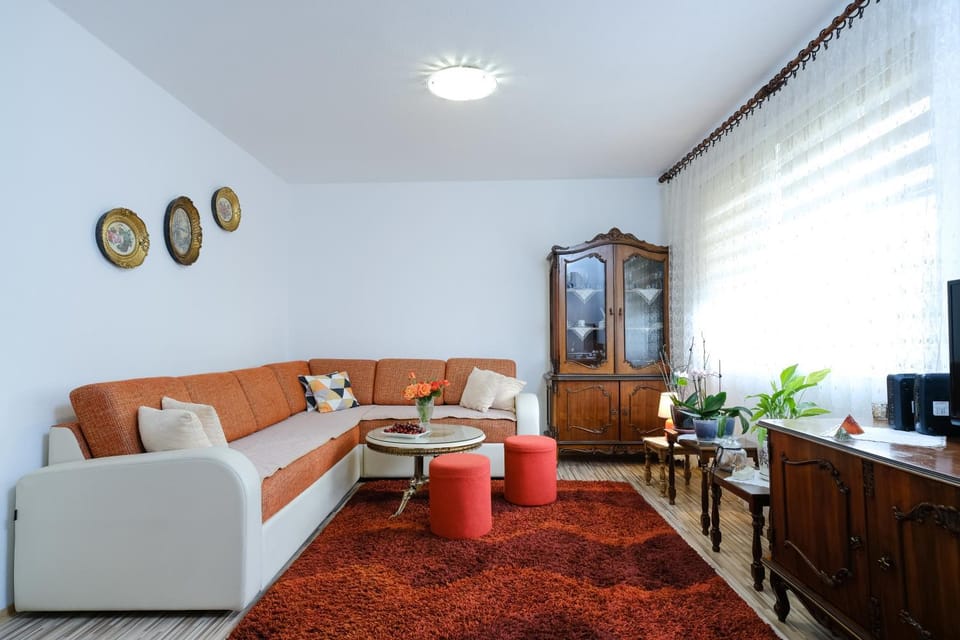 Communal lounge/ TV room, Living room, Seating area, Evening entertainment