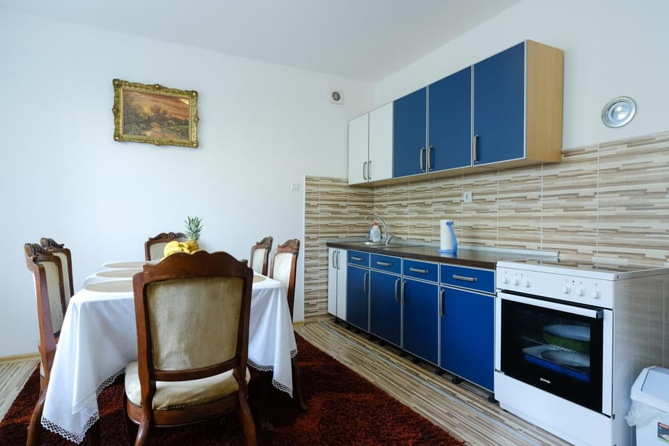 Kitchen or kitchenette, Dining area, pet friendly, stove
