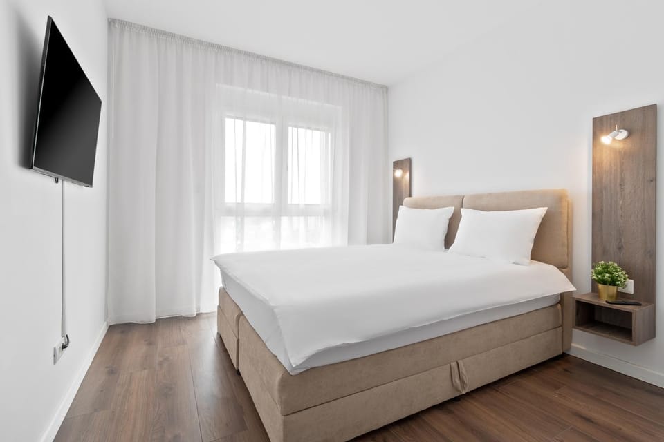 Bed, TV and multimedia, Bedroom