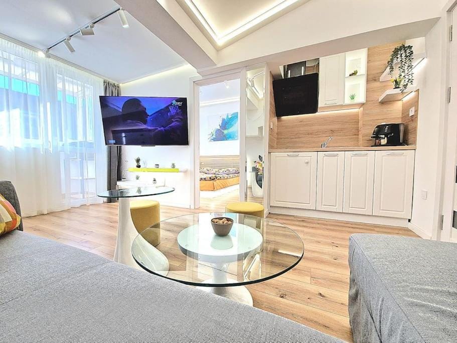 TV and multimedia, Kitchen or kitchenette, Living room, Seating area, Dining area