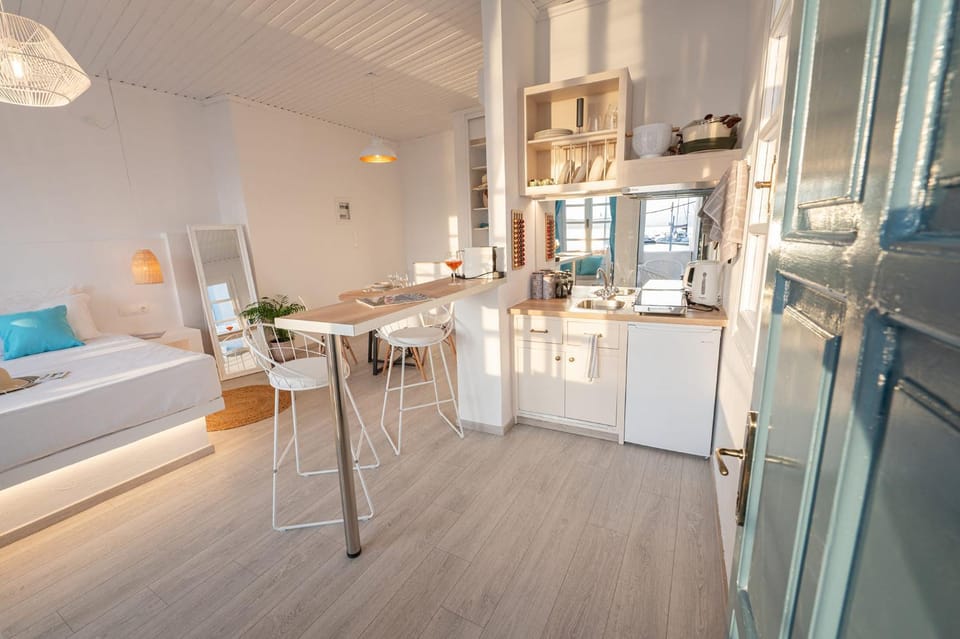 Kitchen or kitchenette, Dining area, stove
