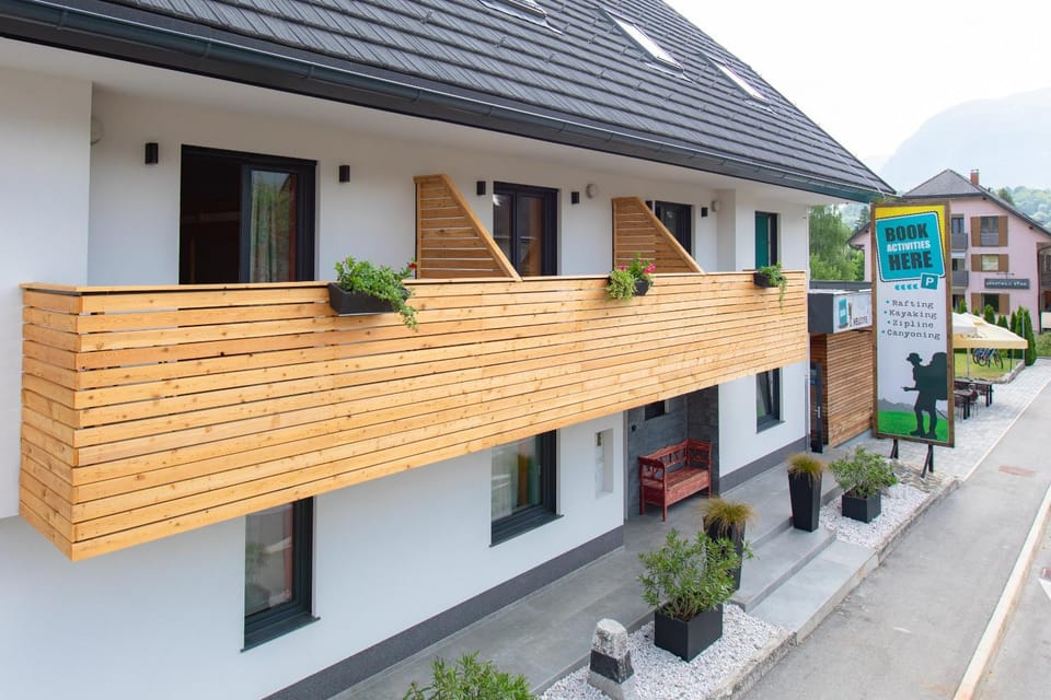 Property building, Facade/entrance, View (from property/room), Balcony/Terrace, Bedroom, Street view, Area and facilities, bunk bed, Parking, internet, internet