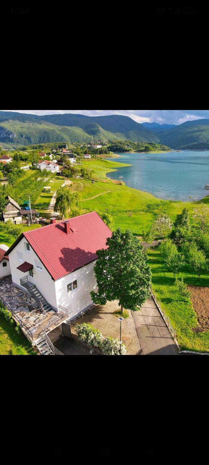 Property building, Day, Natural landscape, Bird's eye view, View (from property/room), Lake view, Parking