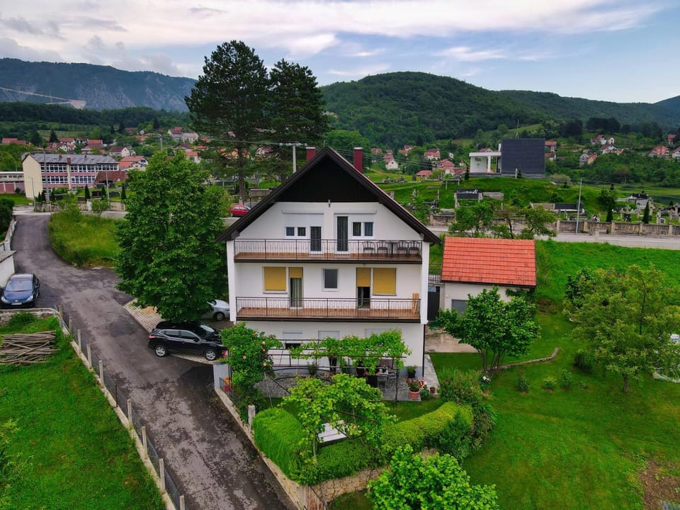 Property building, Spring, Day, Neighbourhood, Natural landscape, Bird's eye view, Mountain view, Street view, Location, Parking