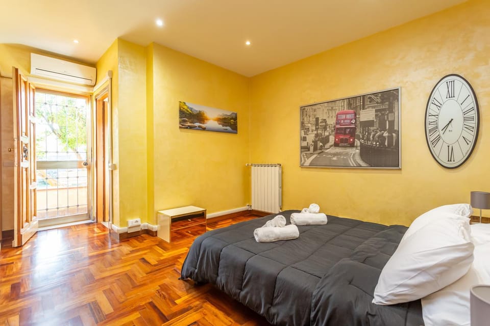 Bed, TV and multimedia, Bedroom, towels