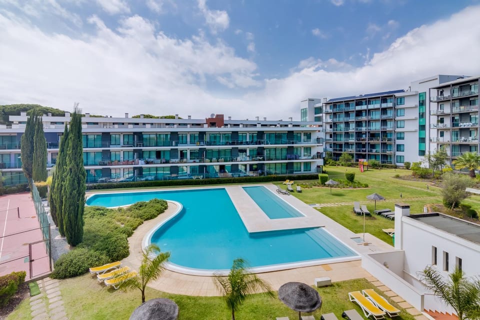 Property building, Spring, Day, Natural landscape, Garden, City view, Garden view, Pool view, Swimming pool, sunbed