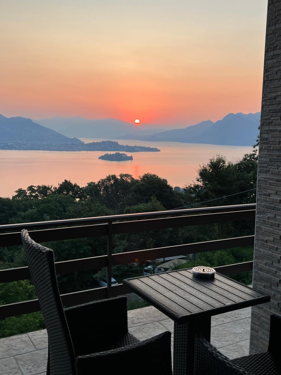 Natural landscape, View (from property/room), Lake view, Mountain view, Sunrise
