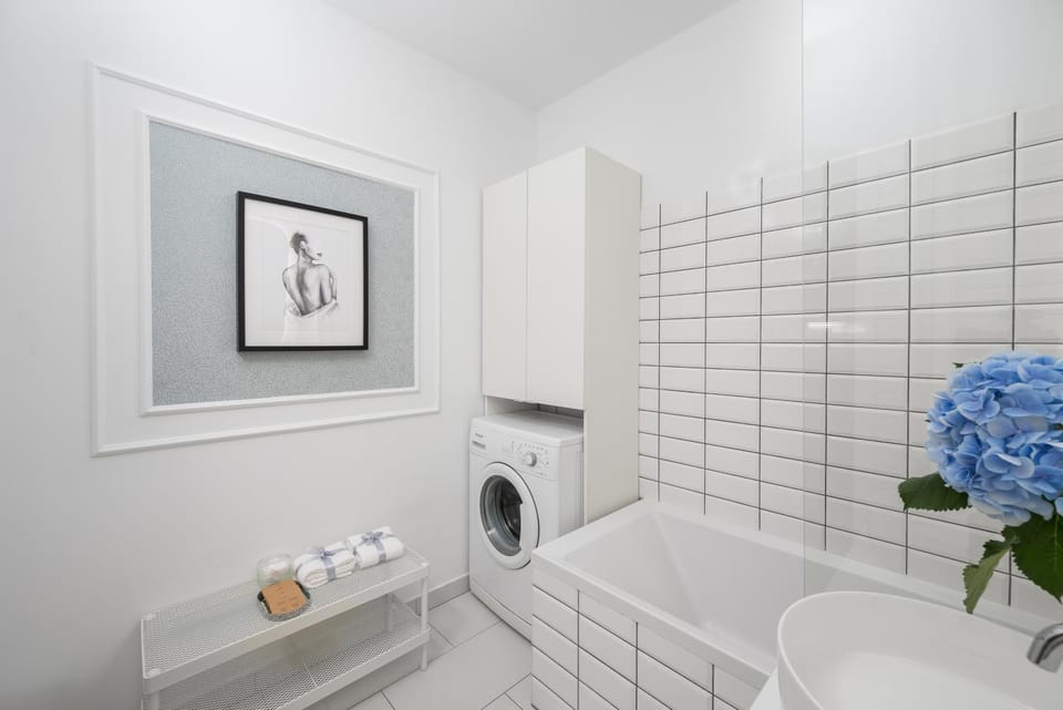 New Metropolis 2-Bedroom Suite 900m to Central Station with Air-conditioning Apartment in Warsaw