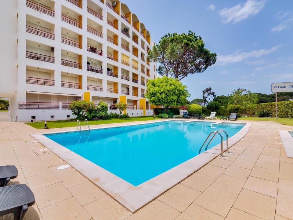Property building, Day, Pool view, Swimming pool, Swimming pool, sunbed