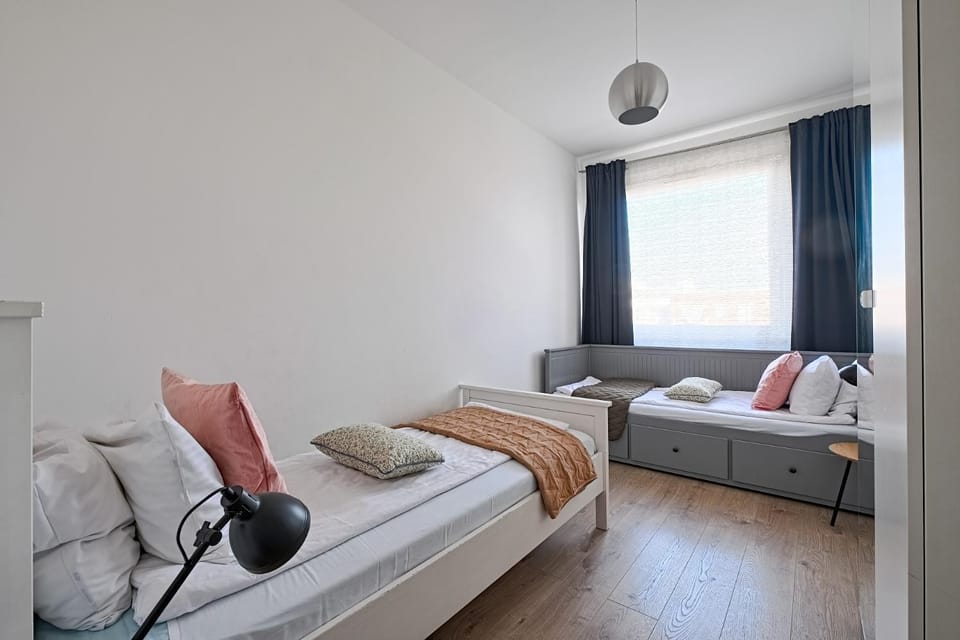 Bed, Living room, Photo of the whole room, Seating area, Bedroom
