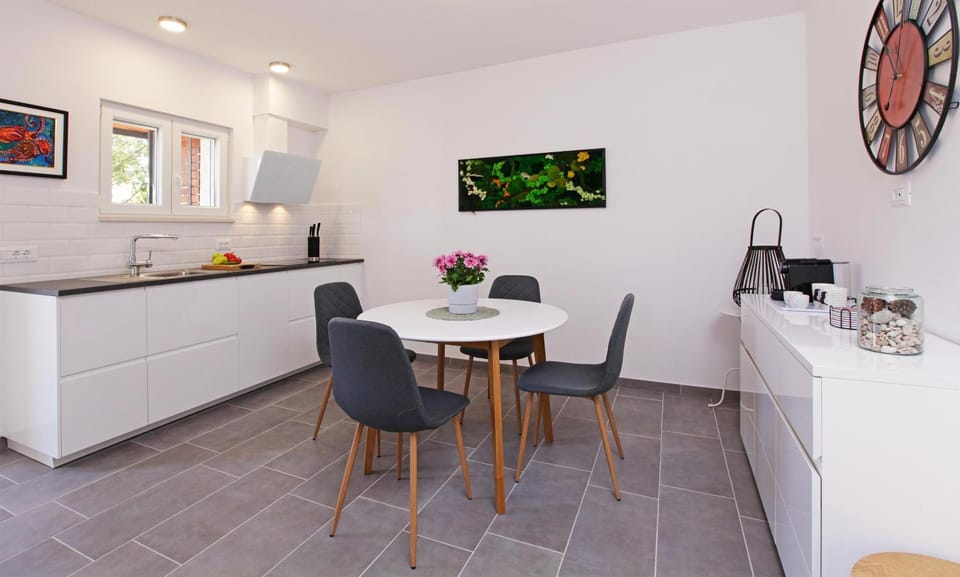 Coffee/tea facilities, Kitchen or kitchenette, Seating area, Dining area, minibar, pet friendly, stove, toaster