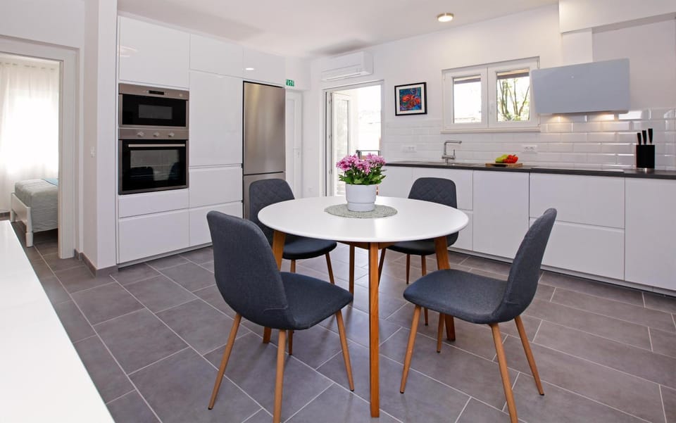 Kitchen or kitchenette, Seating area, Dining area, dishwasher, minibar, pet friendly, stove, toaster