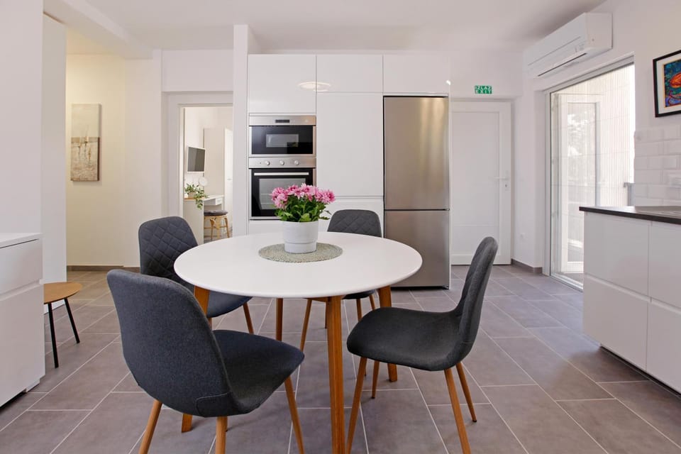 Kitchen or kitchenette, Dining area, minibar, pet friendly, stove