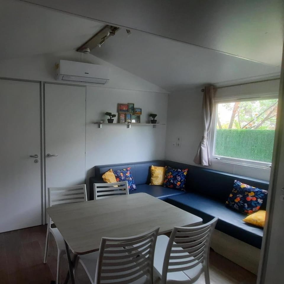 Living room, Seating area, Dining area, air conditioner