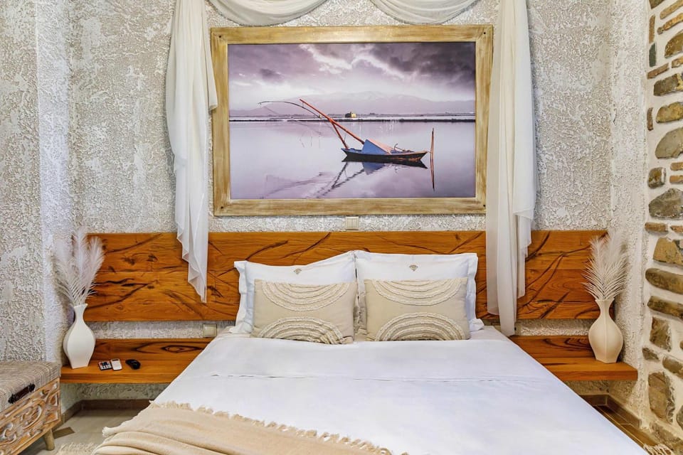 Bed, Decorative detail, Bedroom