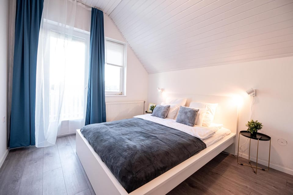 Bed, Balcony/Terrace, Bedroom