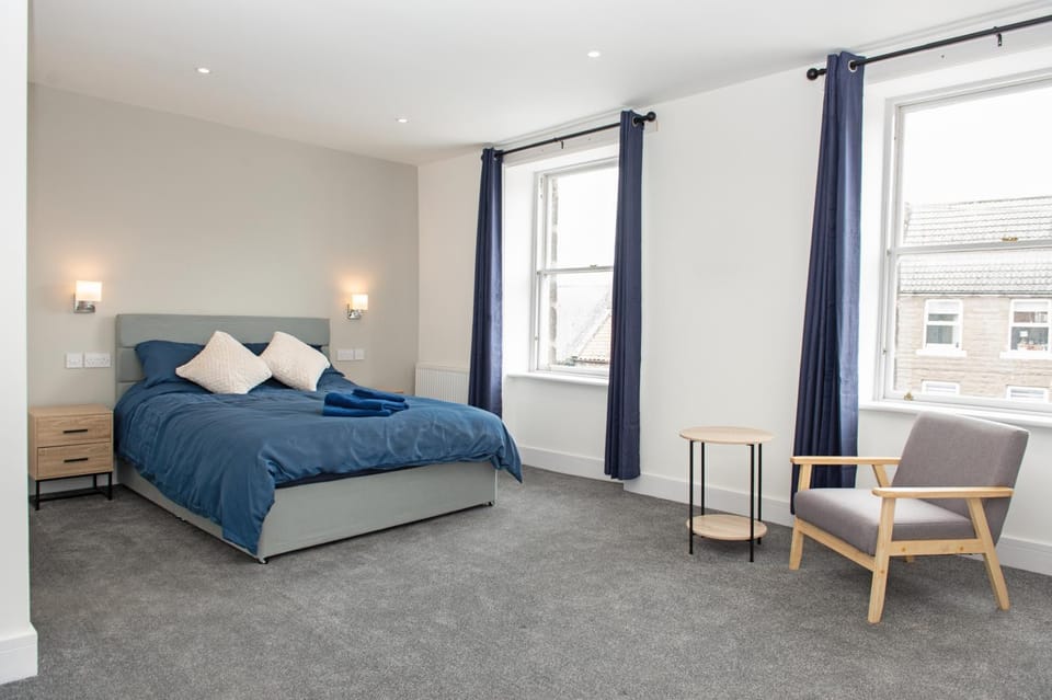 Bed, Photo of the whole room, Seating area
