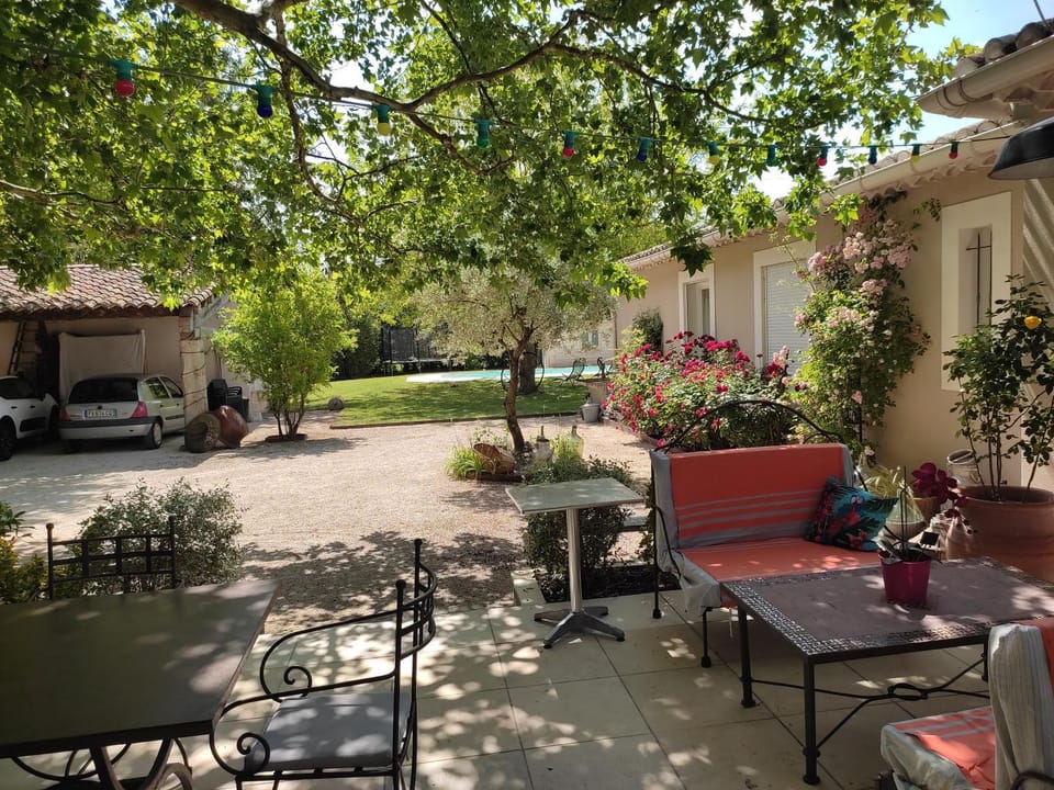 Le Mas des Cigales avec parc et grande piscine Villa in Le Thor