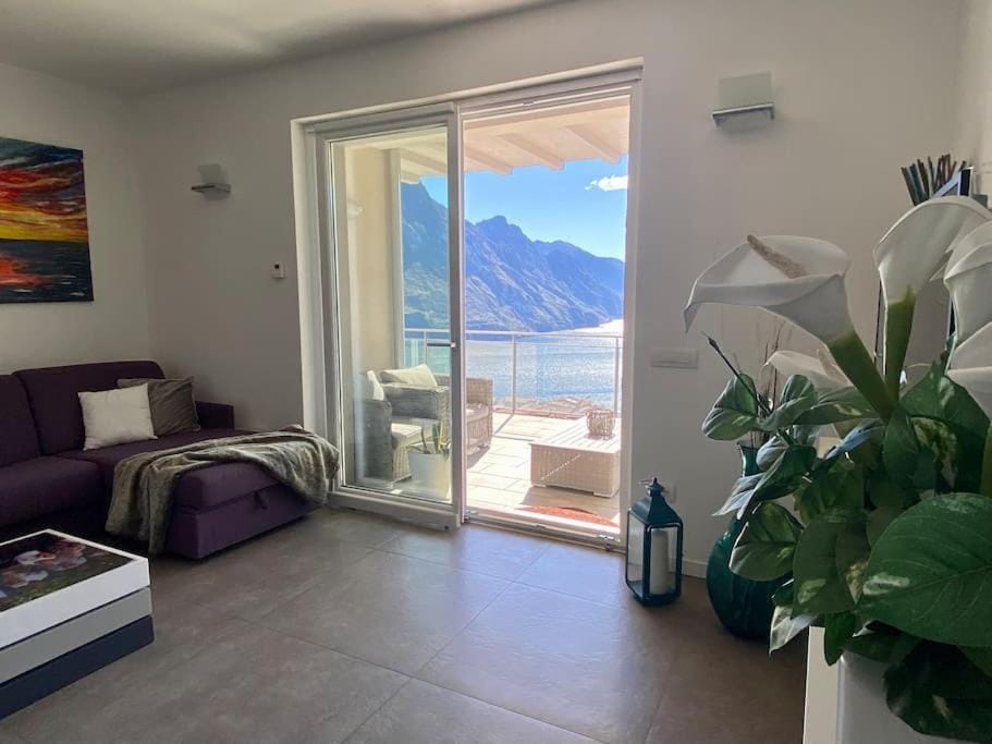 Piccolo paradiso vista lago con piscina privata Apartment in Province of Brescia