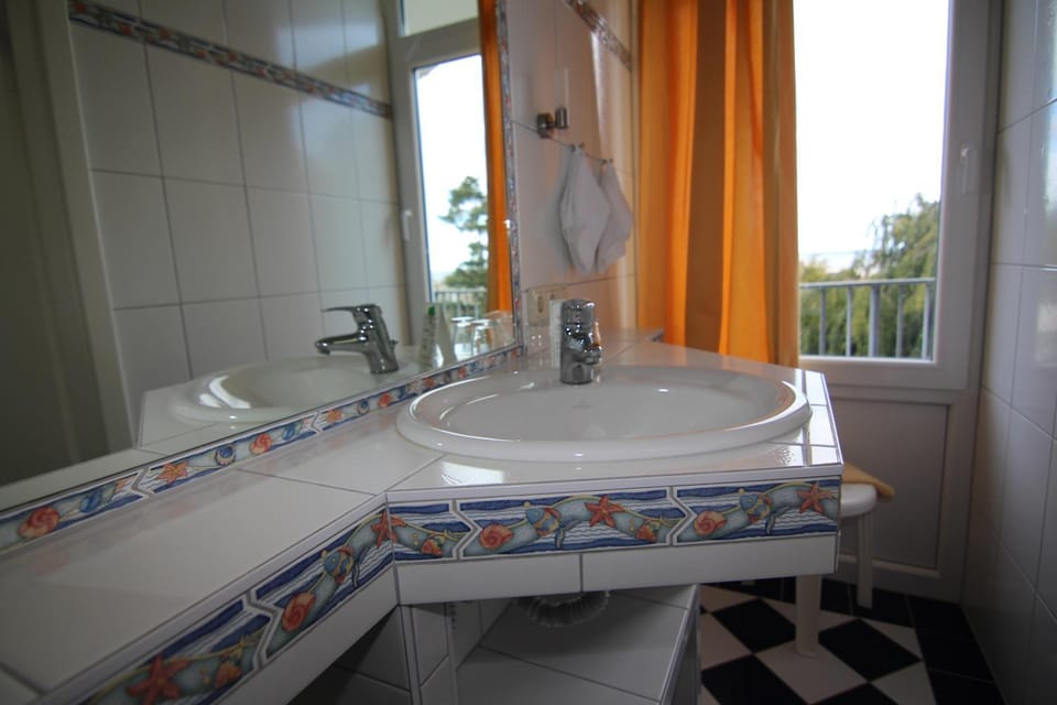 Shower, Bathroom, towels