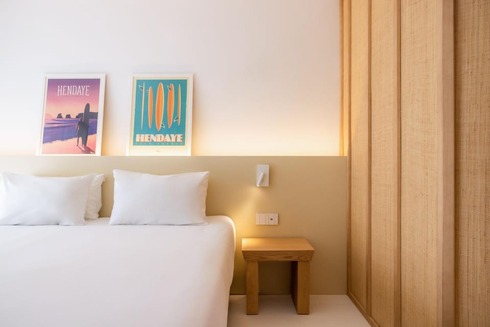 Bed, Coffee/tea facilities, Photo of the whole room, Landmark view, Mountain view, Sea view