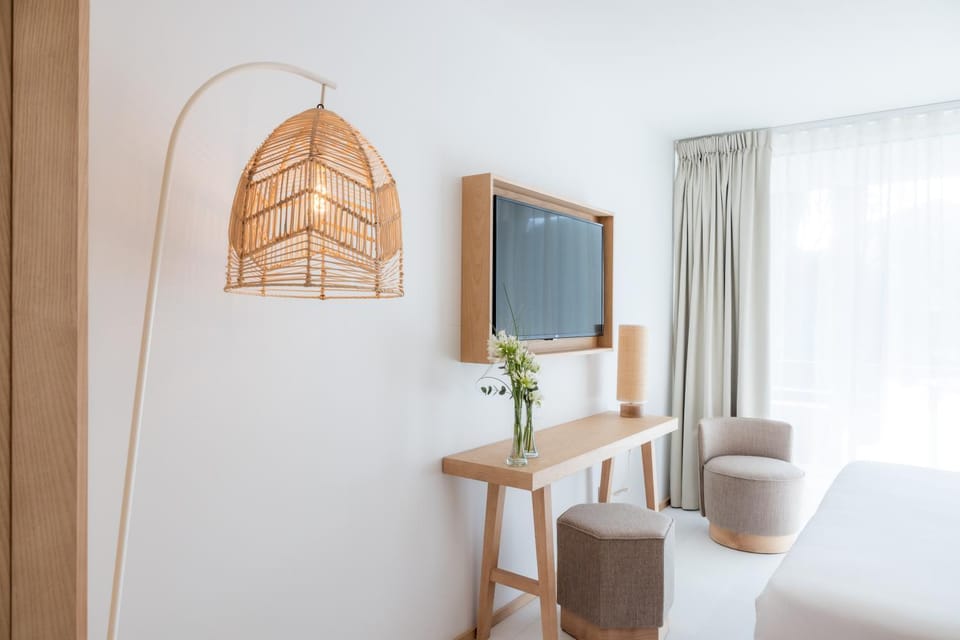 TV and multimedia, Seating area, Bedroom