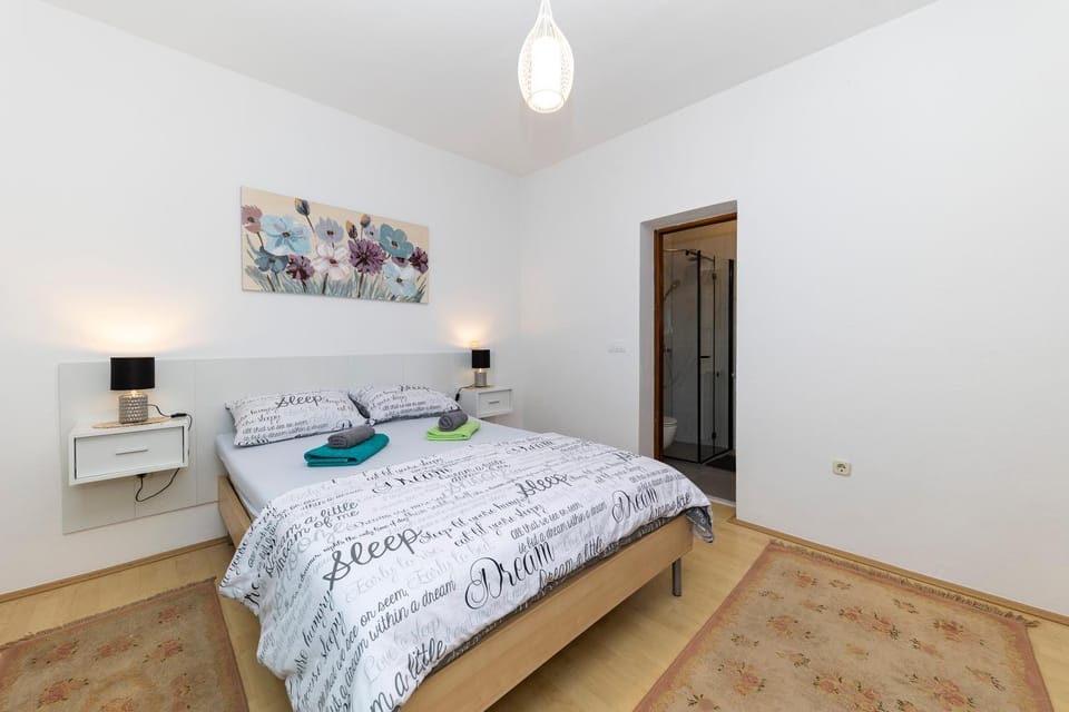 Bed, Photo of the whole room, Decorative detail, Bedroom, Inner courtyard view, towels, wardrobe, acessibility