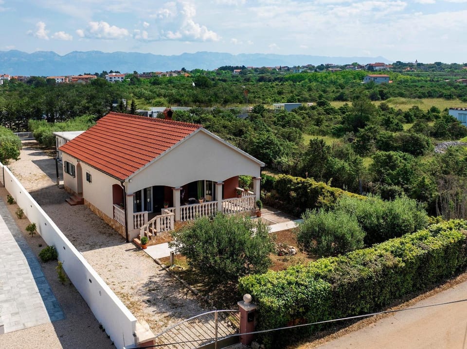Property building, Spring, Day, Neighbourhood, Natural landscape, Bird's eye view, Summer, Mountain view, Street view