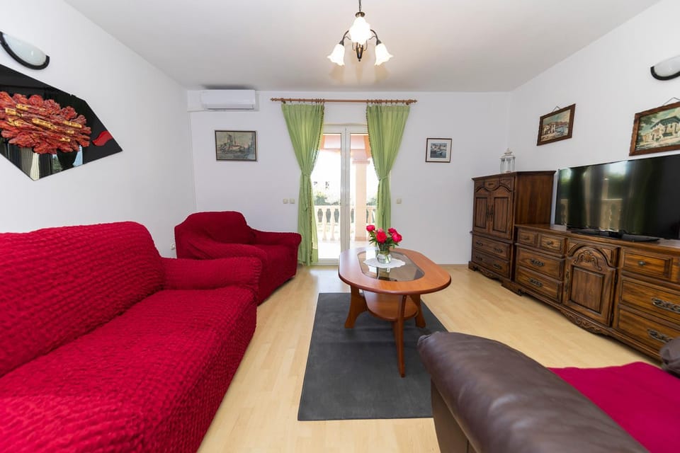 TV and multimedia, Living room, Seating area, air conditioner