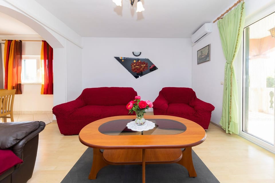 TV and multimedia, Living room, Seating area, air conditioner