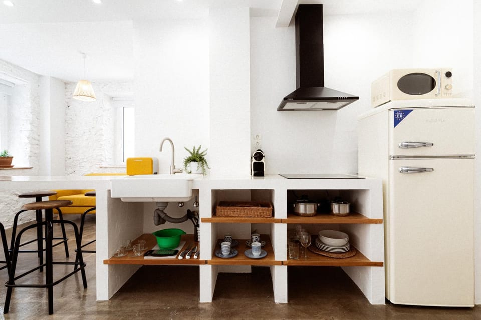 Coffee/tea facilities, Kitchen or kitchenette, Dining area, minibar, stove, toaster