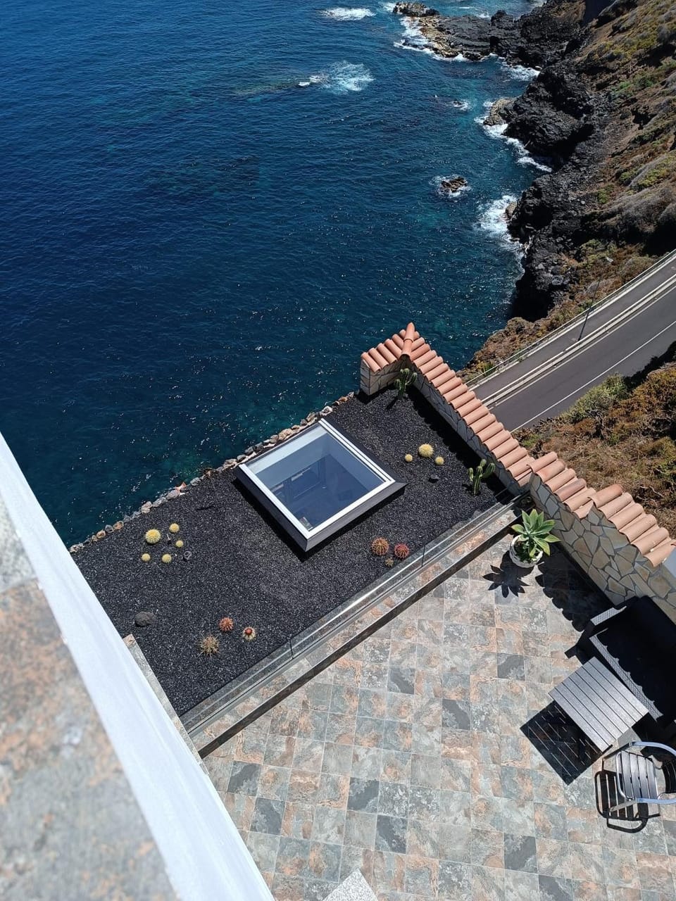 Property building, Day, Neighbourhood, Natural landscape, Sea view