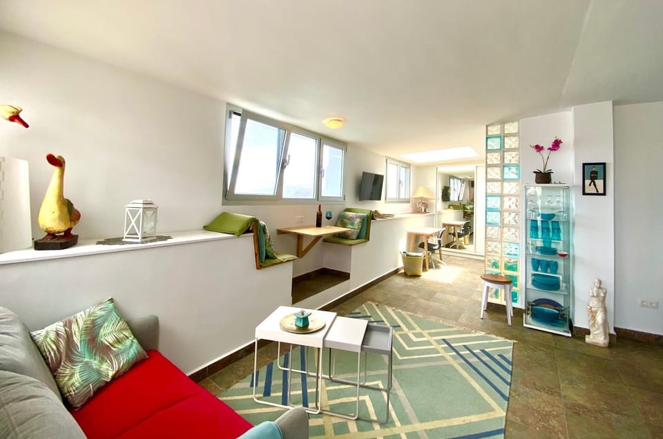 View (from property/room), Seating area, Dining area, hair dresser