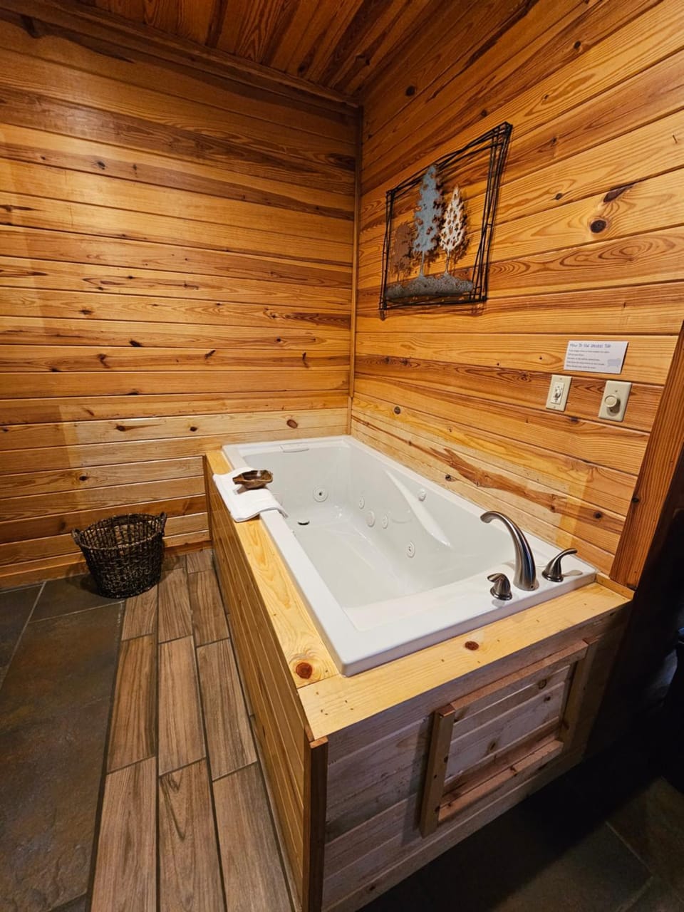 Near Beaver Lake, King BedJetted TubFire Pit #1 Apartment in Arkansas