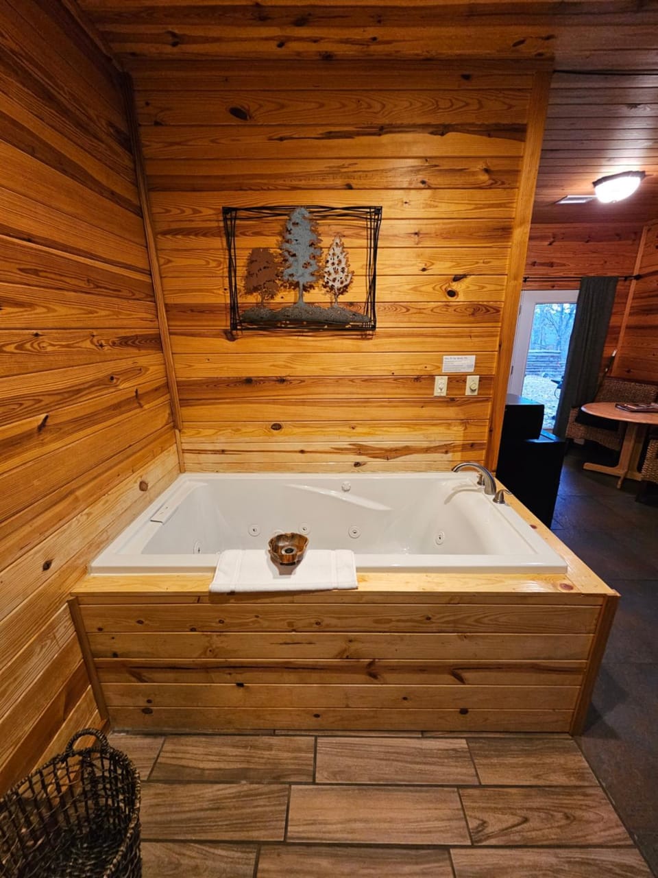 Near Beaver Lake, King BedJetted TubFire Pit #1 Apartment in Arkansas